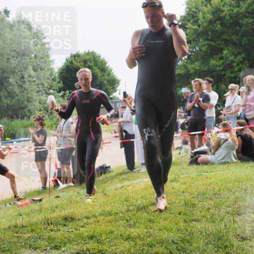 15.06.2025 - 27. Vierlanden-Triathlon KatJ http://msf.ph/oto/8032497 15.06.2025 11:12:53 Schwimmen 858, 928, 982 meine-sportfotos.de