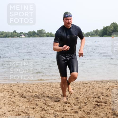 15.06.2025 - 27. Vierlanden-Triathlon Lena Gebhardt http://msf.ph/oto/8032498 15.06.2025 11:14:31 Schwimmen 833, 958 meine-sportfotos.de