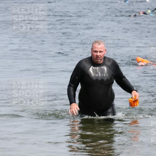 15.06.2025 - 27. Vierlanden-Triathlon Lena Gebhardt http://msf.ph/oto/8032503 15.06.2025 11:14:39 Schwimmen 958 meine-sportfotos.de