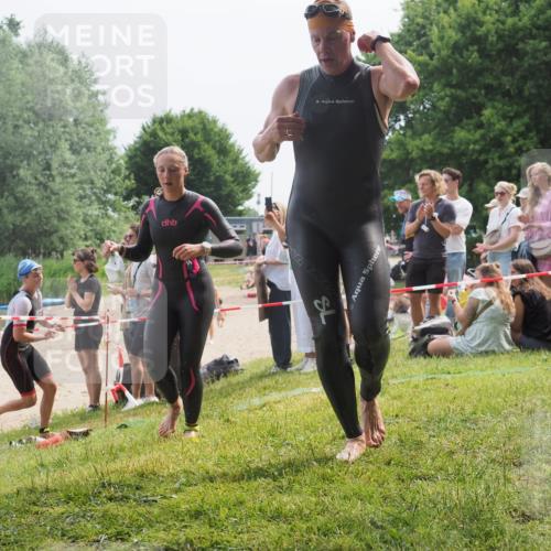 15.06.2025 - 27. Vierlanden-Triathlon KatJ http://msf.ph/oto/8032504 15.06.2025 11:12:53 Schwimmen 858, 928, 982 meine-sportfotos.de