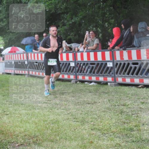 21.06.2025 - 27. Vierlanden-Triathlon KatJ http://msf.ph/oto/8032505 15.06.2025 13:43:20 Ziel 720, 945 meine-sportfotos.de
