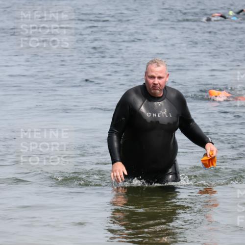 15.06.2025 - 27. Vierlanden-Triathlon Lena Gebhardt http://msf.ph/oto/8032508 15.06.2025 11:14:39 Schwimmen 958 meine-sportfotos.de