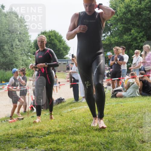 15.06.2025 - 27. Vierlanden-Triathlon KatJ http://msf.ph/oto/8032509 15.06.2025 11:12:53 Schwimmen 858, 928, 982 meine-sportfotos.de