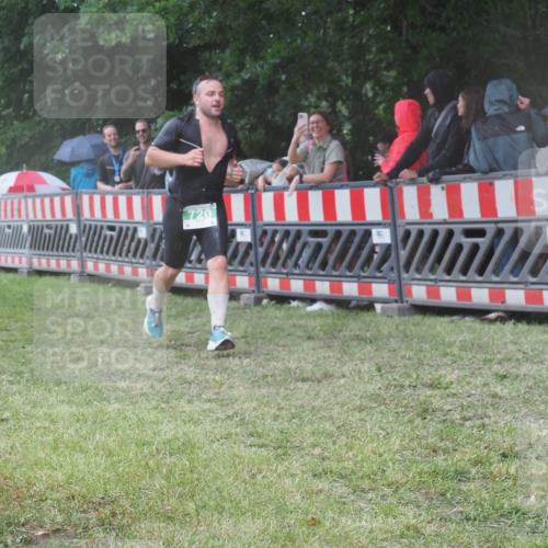 21.06.2025 - 27. Vierlanden-Triathlon KatJ http://msf.ph/oto/8032510 15.06.2025 13:43:20 Ziel 720, 945 meine-sportfotos.de