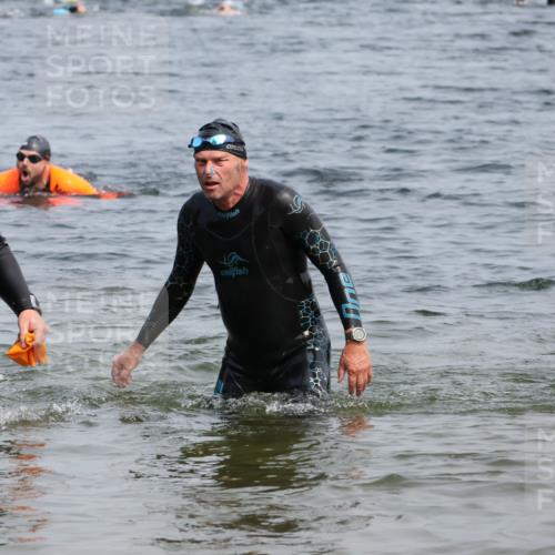 15.06.2025 - 27. Vierlanden-Triathlon Lena Gebhardt http://msf.ph/oto/8032511 15.06.2025 11:14:40 Schwimmen 958 meine-sportfotos.de