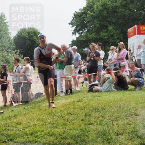 15.06.2025 - 27. Vierlanden-Triathlon KatJ http://msf.ph/oto/8032518 15.06.2025 11:12:55 Schwimmen 858, 928, 982 meine-sportfotos.de