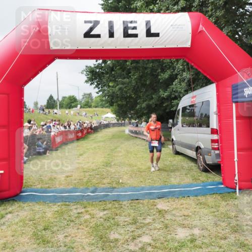 21.06.2025 - 27. Vierlanden-Triathlon MichiJ http://msf.ph/oto/8032521 15.06.2026 12:51:18 Ziel 129 meine-sportfotos.de