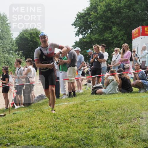 15.06.2025 - 27. Vierlanden-Triathlon KatJ http://msf.ph/oto/8032523 15.06.2025 11:12:55 Schwimmen 858, 928, 982 meine-sportfotos.de