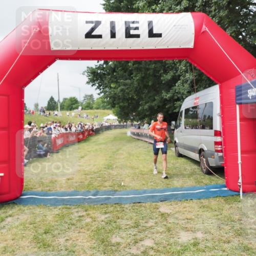 21.06.2025 - 27. Vierlanden-Triathlon MichiJ http://msf.ph/oto/8032528 15.06.2026 12:51:18 Ziel 129 meine-sportfotos.de