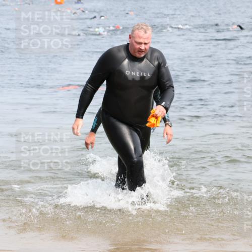 15.06.2025 - 27. Vierlanden-Triathlon Lena Gebhardt http://msf.ph/oto/8032529 15.06.2025 11:14:45 Schwimmen 812 meine-sportfotos.de