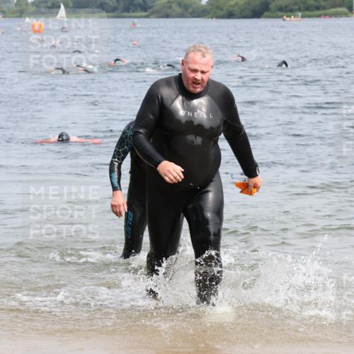 15.06.2025 - 27. Vierlanden-Triathlon Lena Gebhardt http://msf.ph/oto/8032531 15.06.2025 11:14:45 Schwimmen 812 meine-sportfotos.de