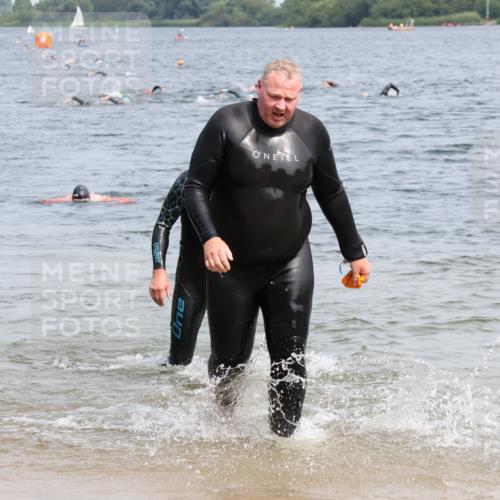 15.06.2025 - 27. Vierlanden-Triathlon Lena Gebhardt http://msf.ph/oto/8032532 15.06.2025 11:14:45 Schwimmen 812 meine-sportfotos.de
