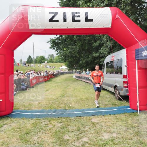 21.06.2025 - 27. Vierlanden-Triathlon MichiJ http://msf.ph/oto/8032547 15.06.2026 12:51:19 Ziel 129 meine-sportfotos.de