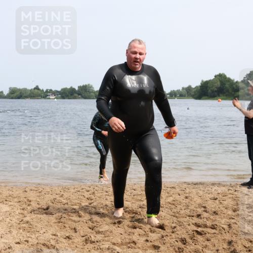 15.06.2025 - 27. Vierlanden-Triathlon Lena Gebhardt http://msf.ph/oto/8032548 15.06.2025 11:14:51 Schwimmen 798, 812 meine-sportfotos.de