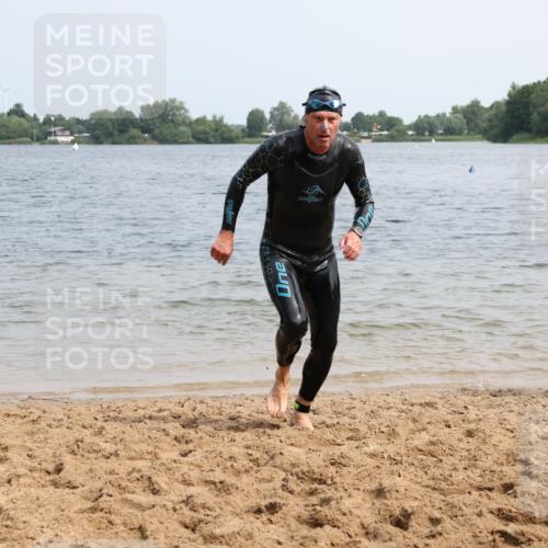 15.06.2025 - 27. Vierlanden-Triathlon Lena Gebhardt http://msf.ph/oto/8032556 15.06.2025 11:14:54 Schwimmen 798, 812 meine-sportfotos.de