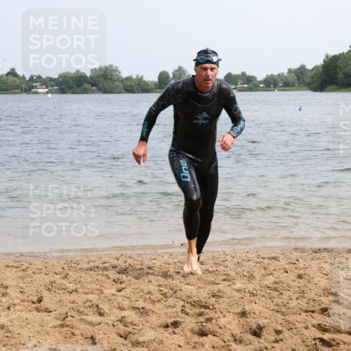 15.06.2025 - 27. Vierlanden-Triathlon Lena Gebhardt http://msf.ph/oto/8032558 15.06.2025 11:14:54 Schwimmen 798, 812 meine-sportfotos.de