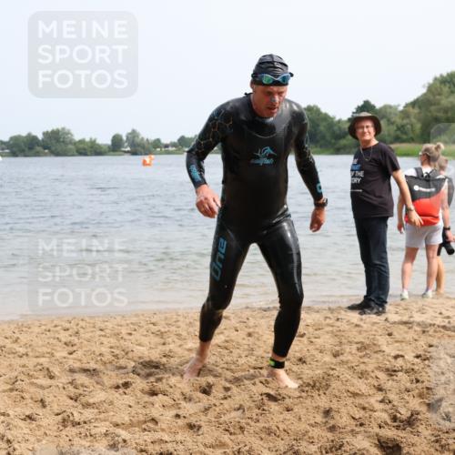 15.06.2025 - 27. Vierlanden-Triathlon Lena Gebhardt http://msf.ph/oto/8032563 15.06.2025 11:14:56 Schwimmen 798, 812 meine-sportfotos.de