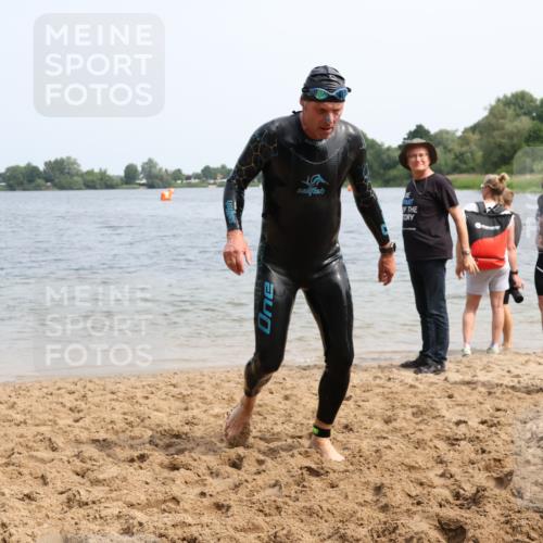 15.06.2025 - 27. Vierlanden-Triathlon Lena Gebhardt http://msf.ph/oto/8032565 15.06.2025 11:14:56 Schwimmen 798, 812 meine-sportfotos.de