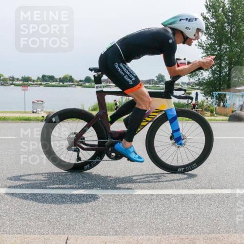 21.06.2025 - 27. Vierlanden-Triathlon H.Heesch http://msf.ph/oto/8032566 15.06.2025 11:37:57 Radfahren 854, 900 meine-sportfotos.de