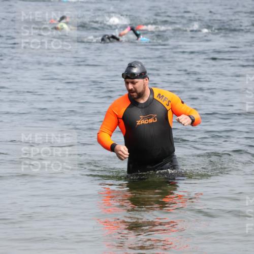 15.06.2025 - 27. Vierlanden-Triathlon Lena Gebhardt http://msf.ph/oto/8032570 15.06.2025 11:15:01 Schwimmen 798, 812 meine-sportfotos.de