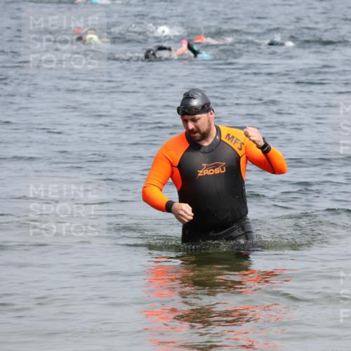 15.06.2025 - 27. Vierlanden-Triathlon Lena Gebhardt http://msf.ph/oto/8032572 15.06.2025 11:15:01 Schwimmen 798, 812 meine-sportfotos.de