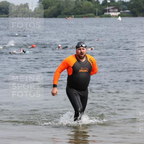 15.06.2025 - 27. Vierlanden-Triathlon Lena Gebhardt http://msf.ph/oto/8032575 15.06.2025 11:15:07 Schwimmen 798, 826 meine-sportfotos.de