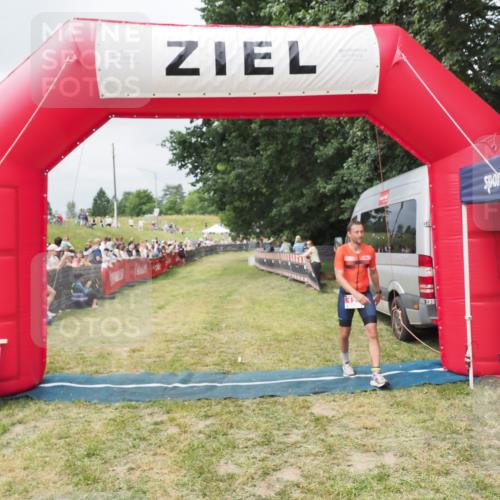 21.06.2025 - 27. Vierlanden-Triathlon MichiJ http://msf.ph/oto/8032577 15.06.2026 12:51:19 Ziel 129 meine-sportfotos.de