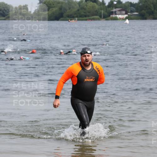 15.06.2025 - 27. Vierlanden-Triathlon Lena Gebhardt http://msf.ph/oto/8032579 15.06.2025 11:15:07 Schwimmen 798, 826 meine-sportfotos.de
