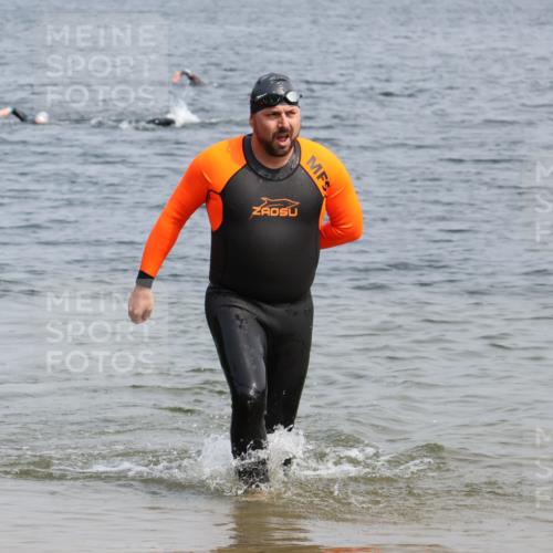 15.06.2025 - 27. Vierlanden-Triathlon Lena Gebhardt http://msf.ph/oto/8032581 15.06.2025 11:15:08 Schwimmen 798, 826 meine-sportfotos.de