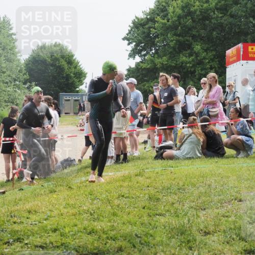 15.06.2025 - 27. Vierlanden-Triathlon KatJ http://msf.ph/oto/8032583 15.06.2025 11:13:03 Schwimmen 655, 780, 982 meine-sportfotos.de