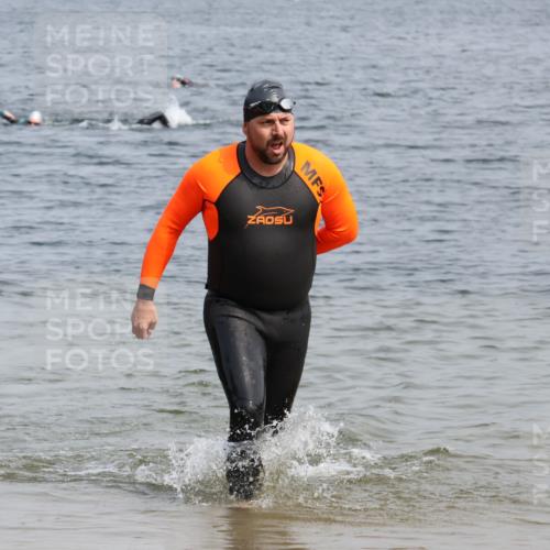 15.06.2025 - 27. Vierlanden-Triathlon Lena Gebhardt http://msf.ph/oto/8032586 15.06.2025 11:15:08 Schwimmen 798, 826 meine-sportfotos.de