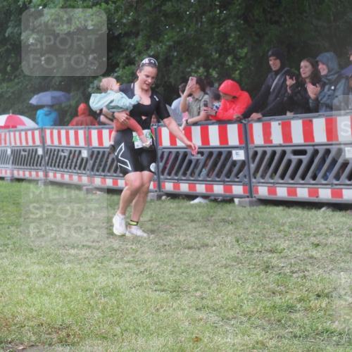21.06.2025 - 27. Vierlanden-Triathlon KatJ http://msf.ph/oto/8032590 15.06.2025 13:43:25 Ziel 144, 945 meine-sportfotos.de