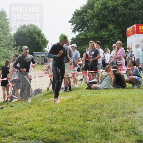 15.06.2025 - 27. Vierlanden-Triathlon KatJ http://msf.ph/oto/8032591 15.06.2025 11:13:03 Schwimmen 655, 780, 982 meine-sportfotos.de
