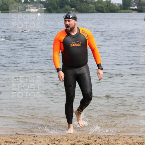 15.06.2025 - 27. Vierlanden-Triathlon Lena Gebhardt http://msf.ph/oto/8032593 15.06.2025 11:15:11 Schwimmen 826 meine-sportfotos.de