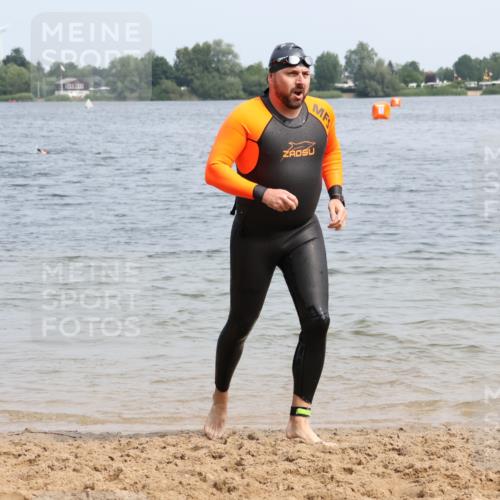 15.06.2025 - 27. Vierlanden-Triathlon Lena Gebhardt http://msf.ph/oto/8032595 15.06.2025 11:15:12 Schwimmen 826 meine-sportfotos.de
