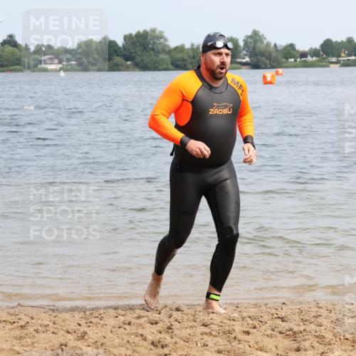15.06.2025 - 27. Vierlanden-Triathlon Lena Gebhardt http://msf.ph/oto/8032597 15.06.2025 11:15:12 Schwimmen 826 meine-sportfotos.de
