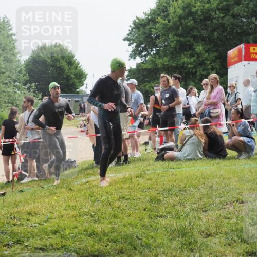 15.06.2025 - 27. Vierlanden-Triathlon KatJ http://msf.ph/oto/8032598 15.06.2025 11:13:03 Schwimmen 655, 780, 982 meine-sportfotos.de