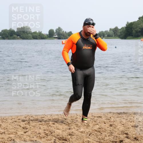 15.06.2025 - 27. Vierlanden-Triathlon Lena Gebhardt http://msf.ph/oto/8032601 15.06.2025 11:15:13 Schwimmen 826 meine-sportfotos.de