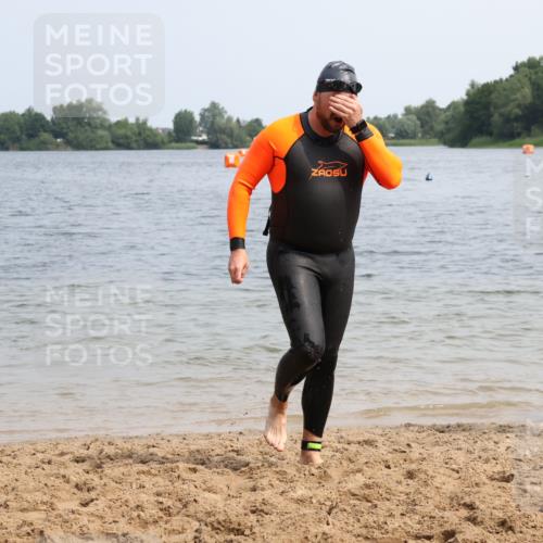 15.06.2025 - 27. Vierlanden-Triathlon Lena Gebhardt http://msf.ph/oto/8032604 15.06.2025 11:15:13 Schwimmen 826 meine-sportfotos.de