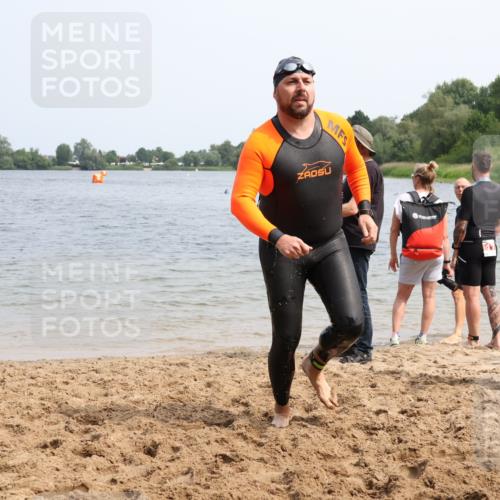15.06.2025 - 27. Vierlanden-Triathlon Lena Gebhardt http://msf.ph/oto/8032609 15.06.2025 11:15:15 Schwimmen 826 meine-sportfotos.de
