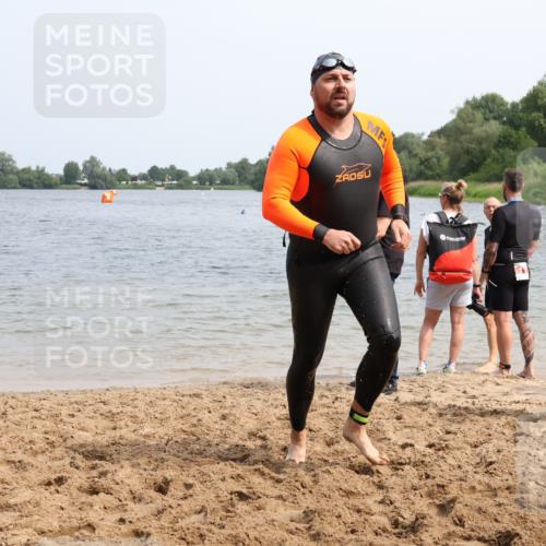 15.06.2025 - 27. Vierlanden-Triathlon Lena Gebhardt http://msf.ph/oto/8032611 15.06.2025 11:15:15 Schwimmen 826 meine-sportfotos.de