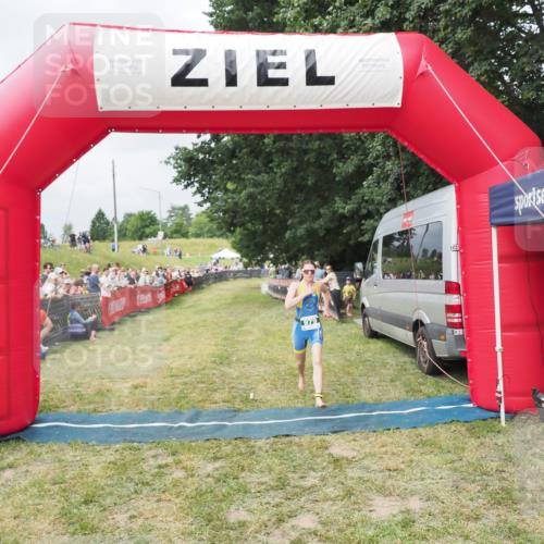 21.06.2025 - 27. Vierlanden-Triathlon MichiJ http://msf.ph/oto/8032621 15.06.2026 12:52:10 Ziel 979 meine-sportfotos.de