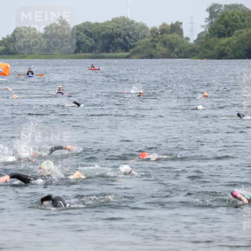 15.06.2025 - 27. Vierlanden-Triathlon Lena Gebhardt http://msf.ph/oto/8032622 15.06.2025 11:15:23 Schwimmen 826 meine-sportfotos.de