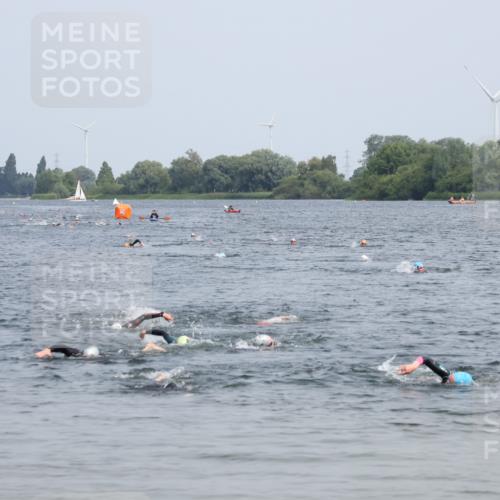 15.06.2025 - 27. Vierlanden-Triathlon Lena Gebhardt http://msf.ph/oto/8032625 15.06.2025 11:15:25 Schwimmen 826 meine-sportfotos.de
