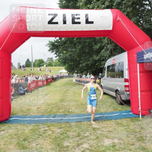 21.06.2025 - 27. Vierlanden-Triathlon MichiJ http://msf.ph/oto/8032633 15.06.2026 12:52:10 Ziel 979 meine-sportfotos.de