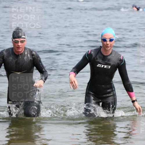 15.06.2025 - 27. Vierlanden-Triathlon Lena Gebhardt http://msf.ph/oto/8032634 15.06.2025 11:15:36 Schwimmen 881, 927, 960 meine-sportfotos.de