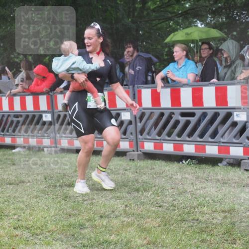 21.06.2025 - 27. Vierlanden-Triathlon KatJ http://msf.ph/oto/8032637 15.06.2025 13:43:26 Ziel 144, 945 meine-sportfotos.de
