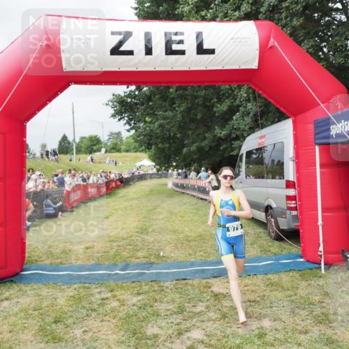21.06.2025 - 27. Vierlanden-Triathlon MichiJ http://msf.ph/oto/8032645 15.06.2026 12:52:10 Ziel 979 meine-sportfotos.de