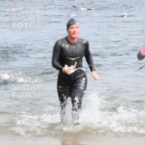15.06.2025 - 27. Vierlanden-Triathlon Lena Gebhardt http://msf.ph/oto/8032648 15.06.2025 11:15:37 Schwimmen 881, 927, 960 meine-sportfotos.de