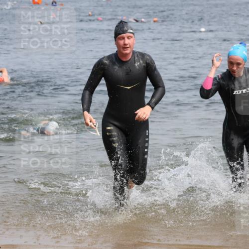 15.06.2025 - 27. Vierlanden-Triathlon Lena Gebhardt http://msf.ph/oto/8032652 15.06.2025 11:15:38 Schwimmen 881, 919, 927, 946, 960 meine-sportfotos.de